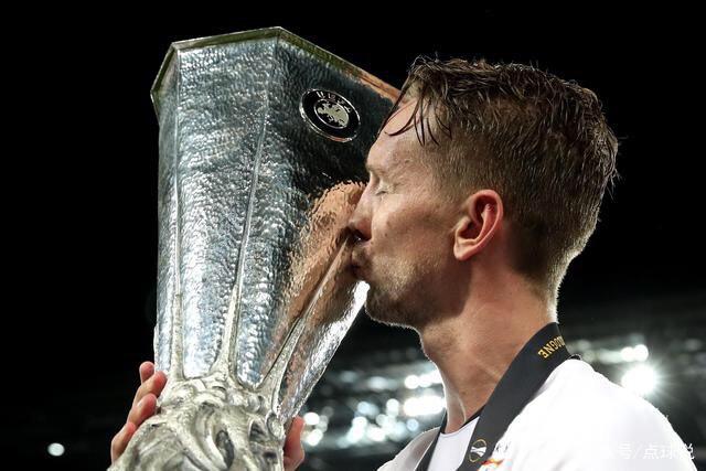 曝考辛斯打超三月薪35万美元 还要求带上家属